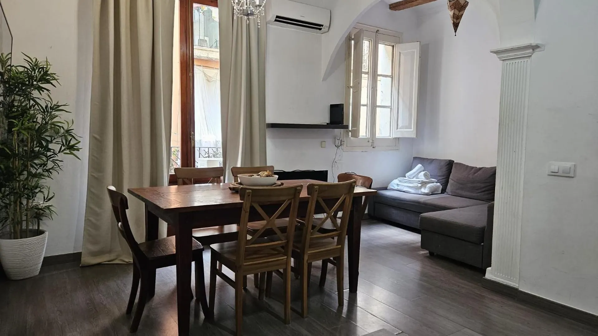 Romantic 19Th Century Apartment Barcelona